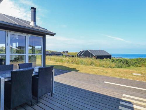 ロンストラップにある6 person holiday home in Hj rringの海を望むデッキ(テーブル、椅子付)