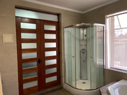 a bathroom with a shower and a glass door at Residencial Astorga in Rancagua