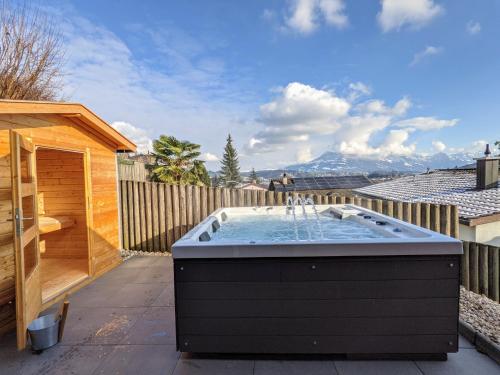 una bañera de hidromasaje en el patio trasero de una casa en Young Backpackers Homestay en Lucerna