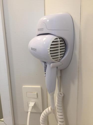 a white hair dryer is hanging on a wall at Mi Depa Gardenia en pleno Centro de la Ciudad in Ciudad Valles