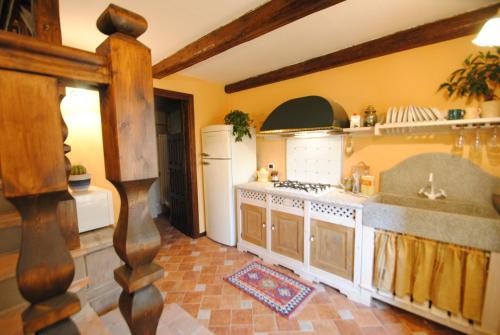 a kitchen with a stove and a sink at La Dolce Vite in Tonco