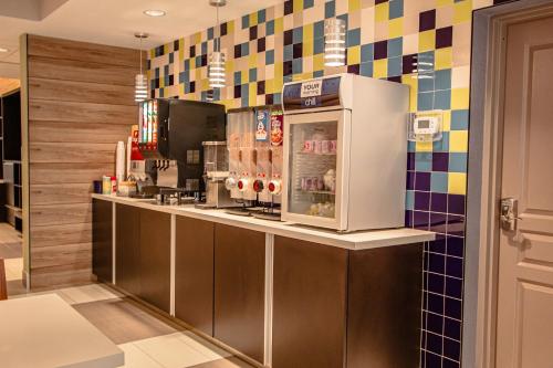 Kuchyň nebo kuchyňský kout v ubytování Days Inn & Suites by Wyndham Fort Myers Near JetBlue Park