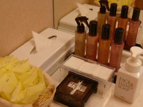 a group of bottles of hair products sitting on a counter at Fuji Matsuzono Hotel in Yamanakako