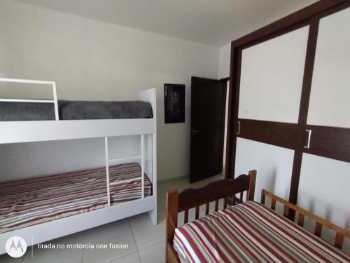 1 Schlafzimmer mit 2 Etagenbetten und einem Fenster in der Unterkunft Casa para hospedagem temporário in Joinville