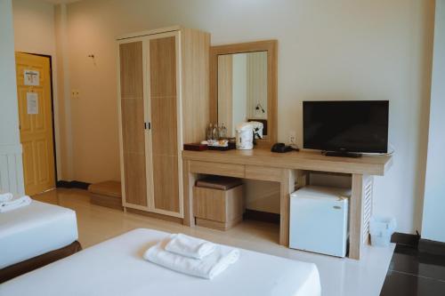 Кровать или кровати в номере Chaolao Tosang Beach Hotel
