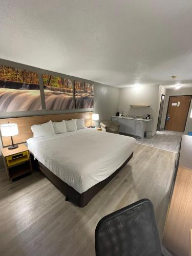 Postel nebo postele na pokoji v ubytování Days Inn by Wyndham Alpena