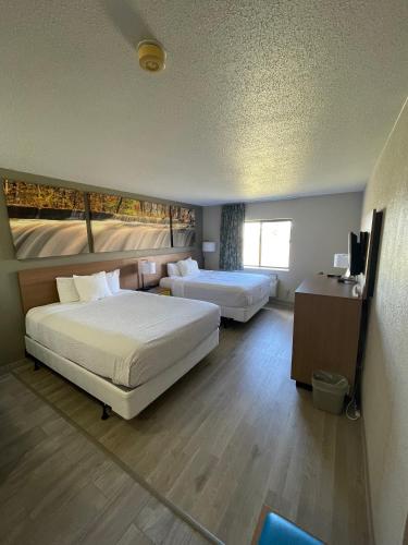 Postel nebo postele na pokoji v ubytování Days Inn by Wyndham Alpena