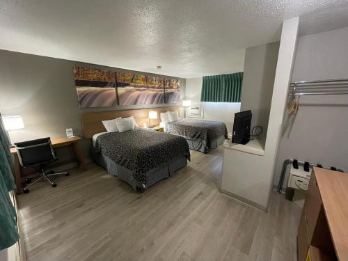 Postel nebo postele na pokoji v ubytování Days Inn by Wyndham Alpena