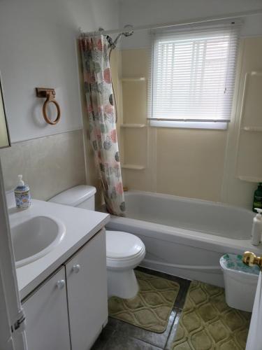 uma casa de banho com uma banheira, um WC e um lavatório. em Downtown apartment next to highway netflix+wifi em Edmundston
