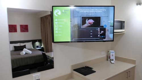 Una televisión o centro de entretenimiento en Loddon River Motel Kerang