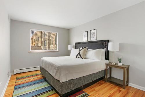 Un dormitorio con una cama grande y una ventana en Inviting 2-Bedroom Prime Chicago Apt - Oakdale 512, en Chicago