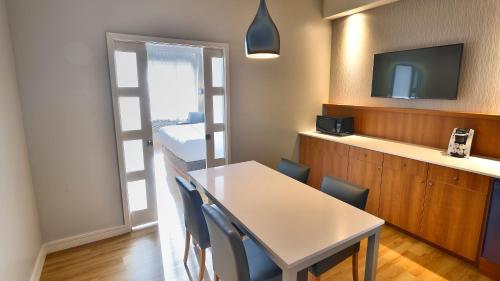 a dining room with a table and chairs at Holiday Inn Express & Suites Vaudreuil-Dorion by IHG in Vaudreuil-Dorion