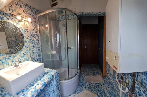 een badkamer met een wastafel en een douche bij Stepin in Kiskunfélegyháza