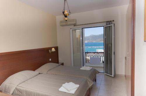 1 dormitorio con cama y vistas al océano en Hotel El Greco, en Sitia