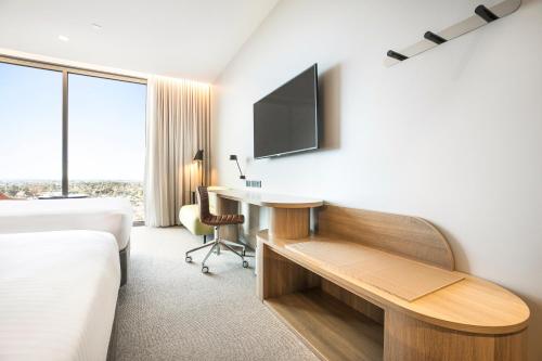 TV a/nebo společenská místnost v ubytování Holiday Inn Werribee by IHG