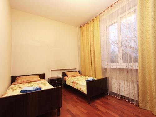 2 camas en una habitación con ventana en ApartLux Universitet, en Moscú