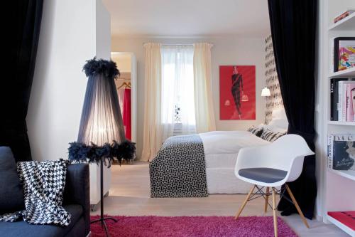 HornbachにあるLösch für Freundeのベッドルーム1室(白いベッド1台、ピンクのラグ付)
