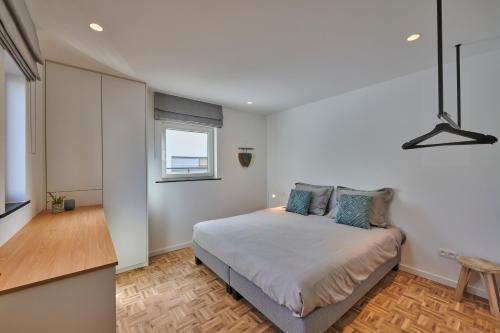 a bedroom with a bed and a window at Vakantiehuis Sahara119 in Lommel