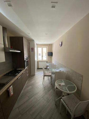 Una cocina y un comedor con mesa y sillas. en B&B Cavirani, en Gallipoli