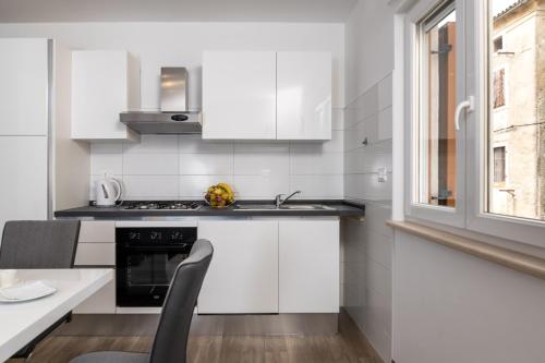 Kuchyň nebo kuchyňský kout v ubytování Apartman Palada