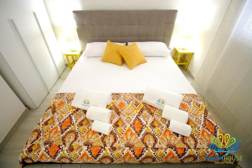 A bed or beds in a room at Pavon House Yellow - Villetta nuova 80 mt dal mare 3 km da spiagge Torre San Giovanni