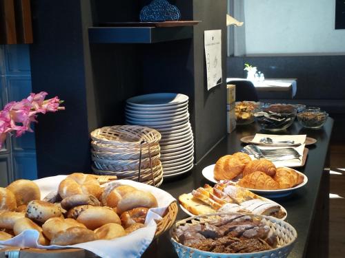 un buffet de bollería y pan en una mesa en Pension Summererhof, en Bresanona
