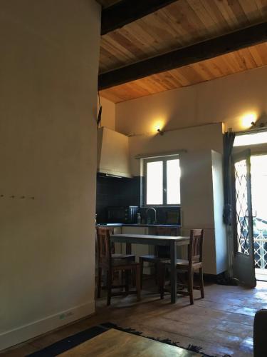 une salle à manger et une cuisine avec une table et des chaises dans l'établissement Sète Criée, à Sète