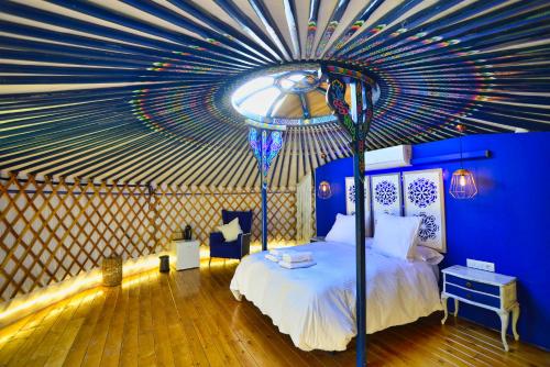 1 dormitorio con 1 cama con techo de estrellas en Glamping El Jardín De Las Delizias Valle Del Jerte, en Casas del Castañar