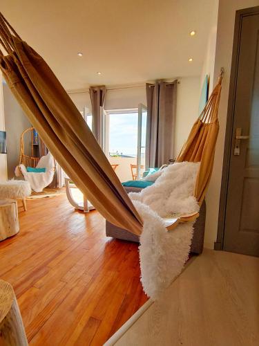 - un hamac dans une chambre dotée de parquet dans l'établissement HAMAC - vue mer - 100M PLAGE, à Berck-sur-Mer