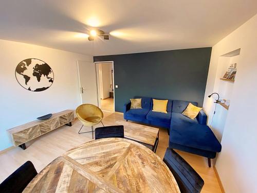 sala de estar con sofá azul y mesa en Seeblick an Luxusmeile 4P, 70m2 - Parkplatz, - S11-1 en St. Moritz