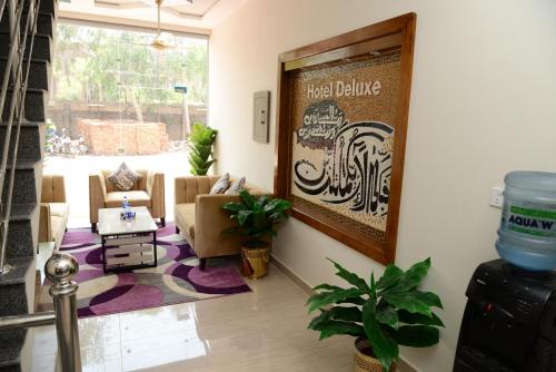 Χώρος καθιστικού στο Hotel Deluxe Lahore