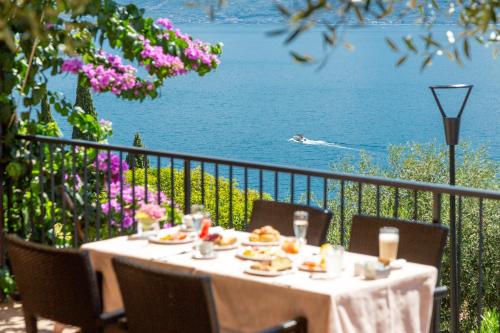 Gallery image of Hotel Meandro - Lake View in Gargnano
