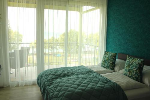Posteľ alebo postele v izbe v ubytovaní Suzy Apartman Siófok