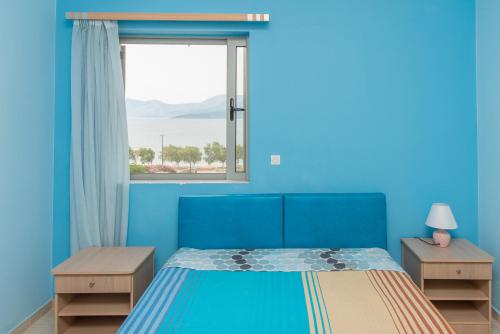 Postel nebo postele na pokoji v ubytování Marmari Beach View