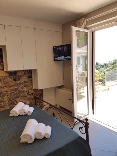 a bedroom with a bed with towels on it at Villa Glamour in Taormina