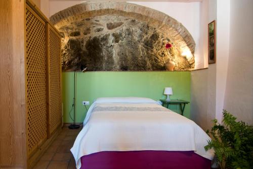 A bed or beds in a room at LA CASETA DEL PRIORAT II