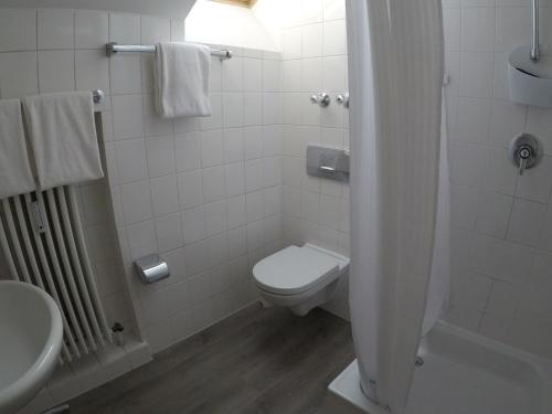 Bilik mandi di Hotel Blutenburg