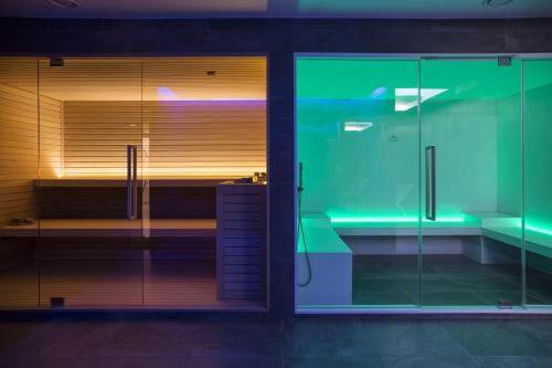 bagno con doccia con luci verdi di Lago Misurina Dream a Misurina