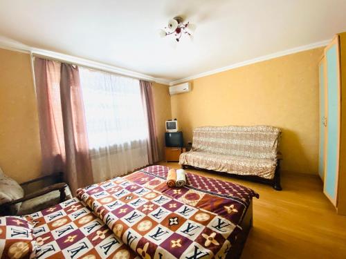 Un pat sau paturi într-o cameră la City Apartment Sverdlova 71