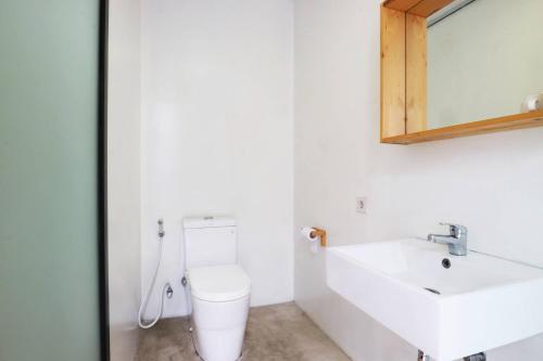丹格朗的住宿－9AM，一间带卫生间和水槽的浴室