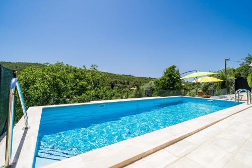 una piscina en una villa con vistas en House Kočan, en Gruda