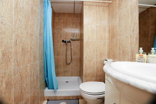 カラフェルにあるApartamento Plaça Jardíのバスルーム(シャワー、トイレ、洗面台付)