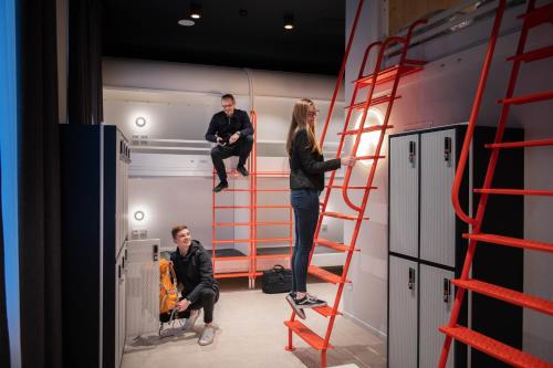 un grupo de personas en una habitación con una escalera en YOU Are Deauville en Deauville