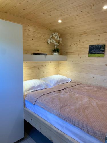 Llit o llits en una habitació de La Casuta din Ciocanesti Art