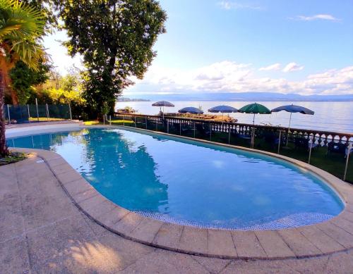 The swimming pool at or close to Hôtel Des Princes