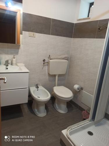 łazienka z toaletą i umywalką w obiekcie Casa Sferracavallo w mieście Sferracavallo