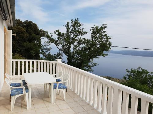 洛伐羅戈茲尼察的住宿－Grand Terrace Sea View Apartment，一个带桌椅的海景阳台