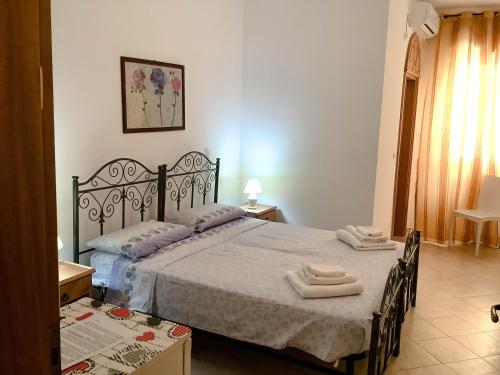 ein Schlafzimmer mit einem Bett mit zwei Handtüchern darauf in der Unterkunft Affittacamere La saracina in Presicce