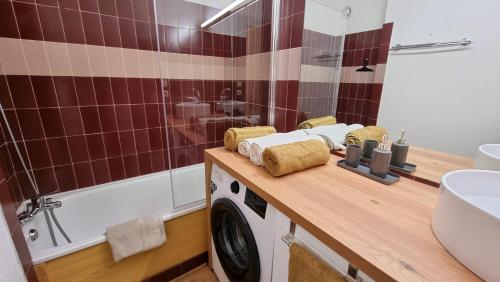 une salle de bains avec un lave-linge sur un comptoir dans l'établissement Appartement magnifique vue Mer tout confort, au Cap d'Agde
