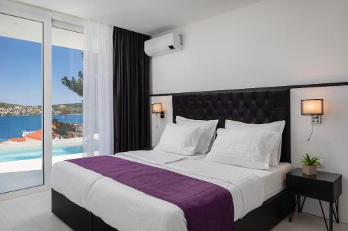 Posteľ alebo postele v izbe v ubytovaní Villa Adria View with Heated Pool I